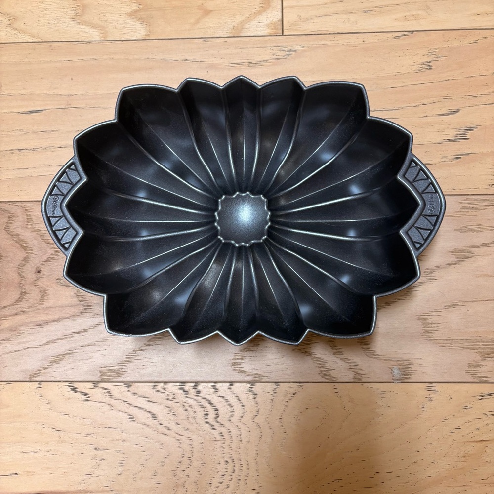 Wilton Cake Pan/Bundt Pan/ Wilton Dimensions Floral Fantasy Cake Pan/Flower Pan